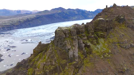 Pasar-De-Una-Montaña-Para-Ver-Un-Enorme-Glaciar-En-Un-País-Nórdico,-Islandia