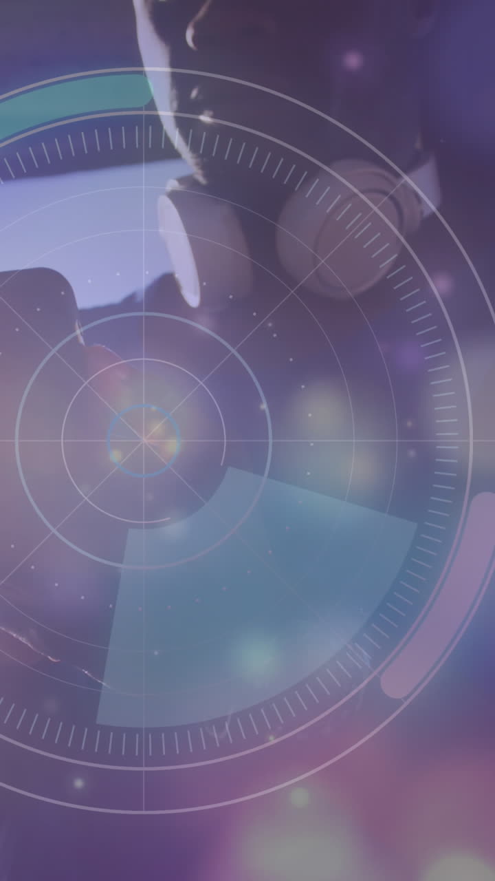 escáner redondo y puntos brillantes de luz contra afroamericano hombre en forma usando teléfono inteligente en la playa