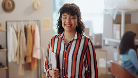 sonrisa, orgullo y rostro de mujer de negocios