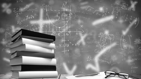 stos książek i szklanek przeciwko równaniom matematycznym pływającym na szarym tle