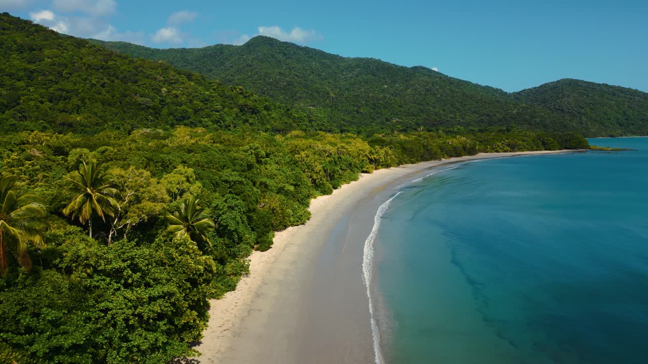 cape tribulation playa tropical en la selva tropical de daintree, australia