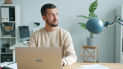 hombre trabajando en una computadora portátil en una oficina