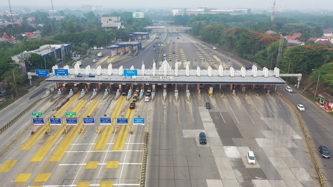 인도네시아 의 고속도로 에 있는 요금소 의 공중 사진