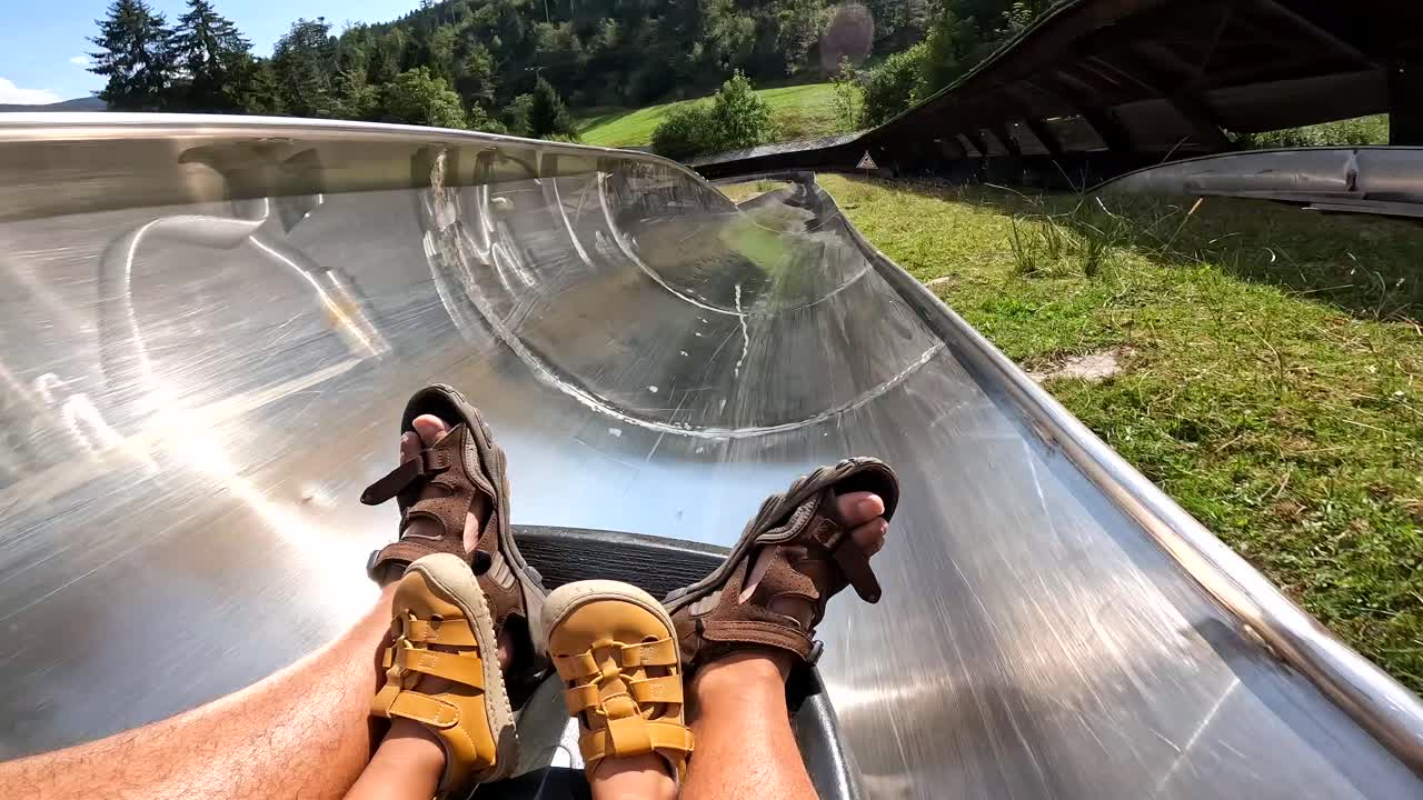 A bordo di una pista da slittino estiva