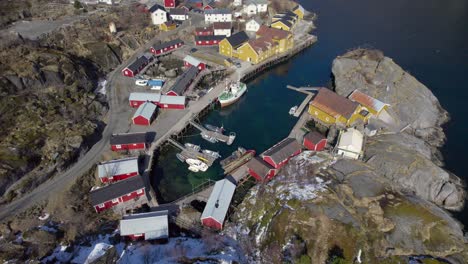 fotografía aérea del pueblo de pescadores noruego más antiguo, nusfjord, en las islas lofoten