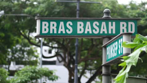 Straßenschild-Und-Gebäude-In-Bras-Basah