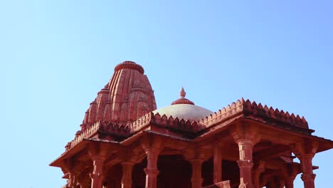 Antike-Hinduistische-Tempelarchitektur-Aus-Einzigartigem-Blickwinkel-Bei-Tagesaufnahme