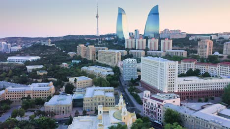 edificios gubernamentales y administrativos de la capital de azerbaiyán en el horizonte del atardecer de baku