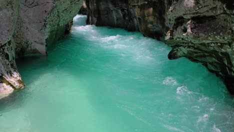 Dolly-Im-Klaren-Türkisfarbenen-Soca-fluss,-Der-Zwischen-Kalksteinwänden-Und-Felsen-In-Westslowenien-Fließt