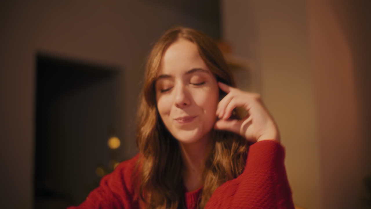 hombre empujando la caja de regalos hacia la novia sonriente