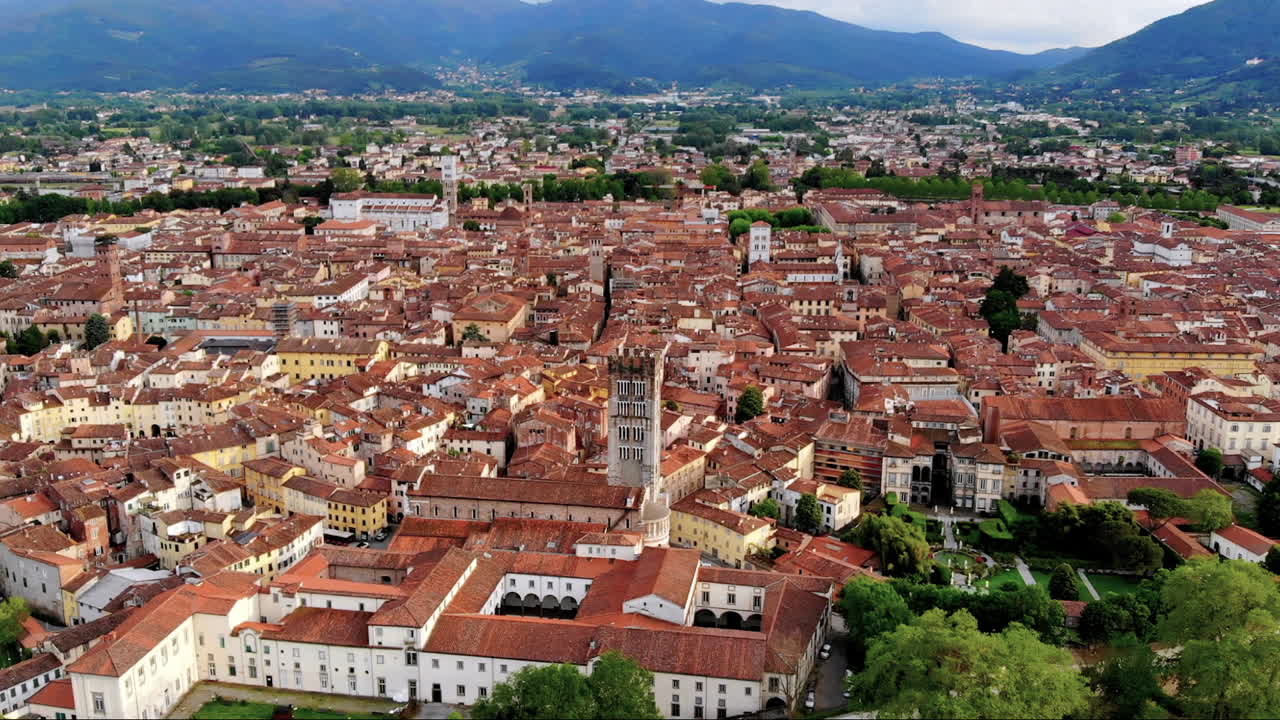 hermosa toma aérea de la ciudad de lucca, una ciudad antigua en medio de toscana, italia, 4k