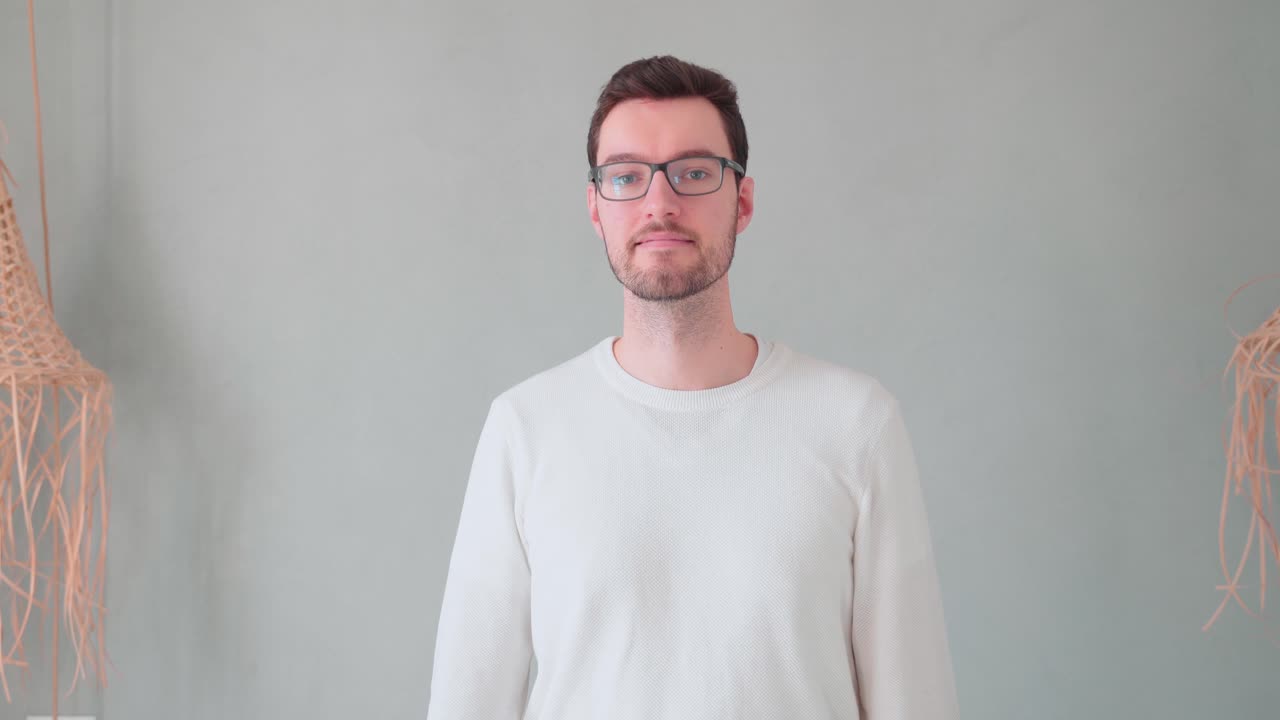 joven pulgar arriba aprobación, expresión de sí, emoción retrato hipster hombre barba gafas