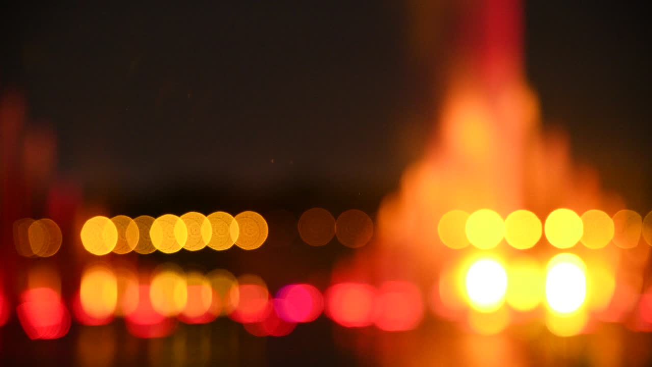 luces desenfocadas abstractas junto al lago