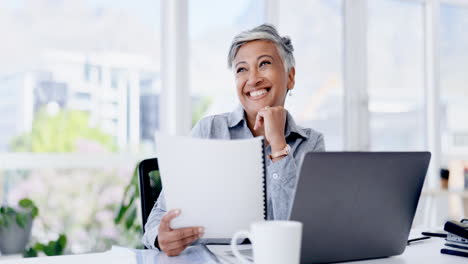 Mujer-De-Negocios-Feliz-Pensando-En-La-Revisión-De-Documentos