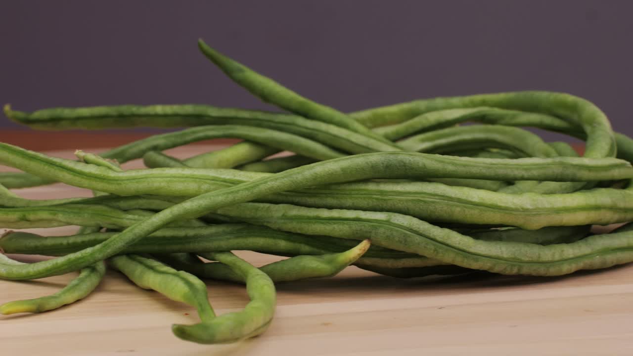 una pila de frijoles verdes frescos