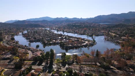 Excelente-Vista-Aérea-Del-Pueblo-De-Westlake,-California