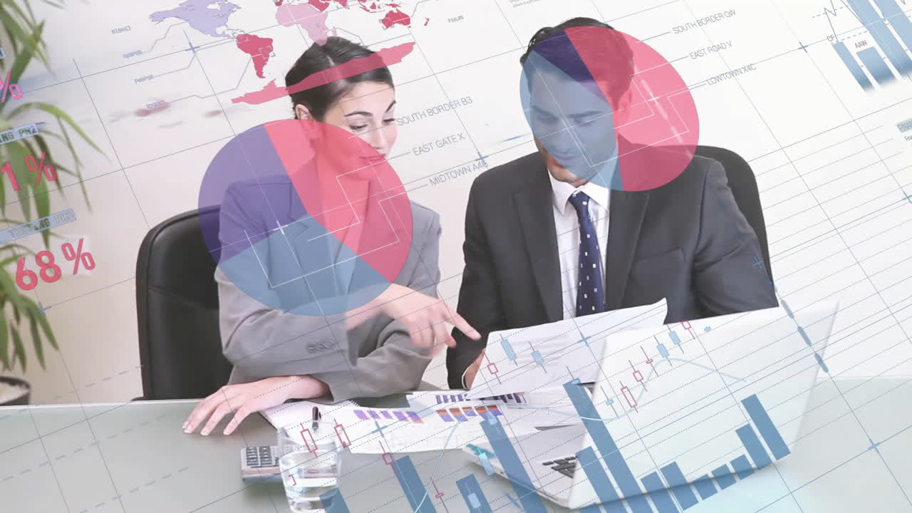 анимация обработки финансовых данных над кавказскими бизнесменами в офисе