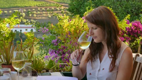 Chica-Turista-Pelirroja,-Probando-Vino-Blanco-En-El-Valle-Del-Duero,-Famoso-Por-El-Vino.