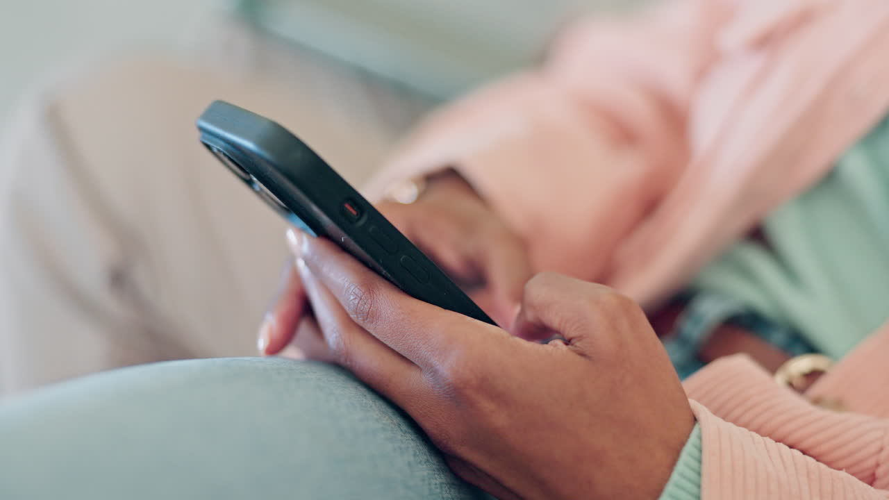 teléfono, manos y persona que escribe en el hogar