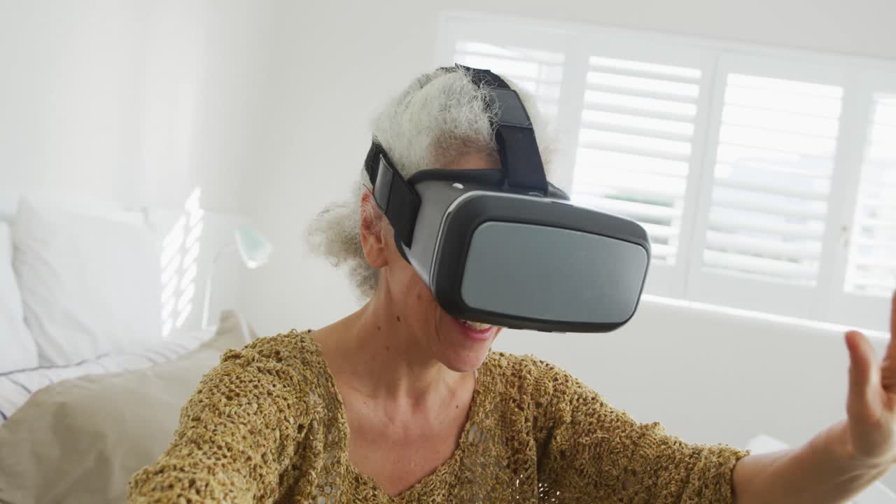 mujer caucásica mayor que usa auriculares vr y se divierte