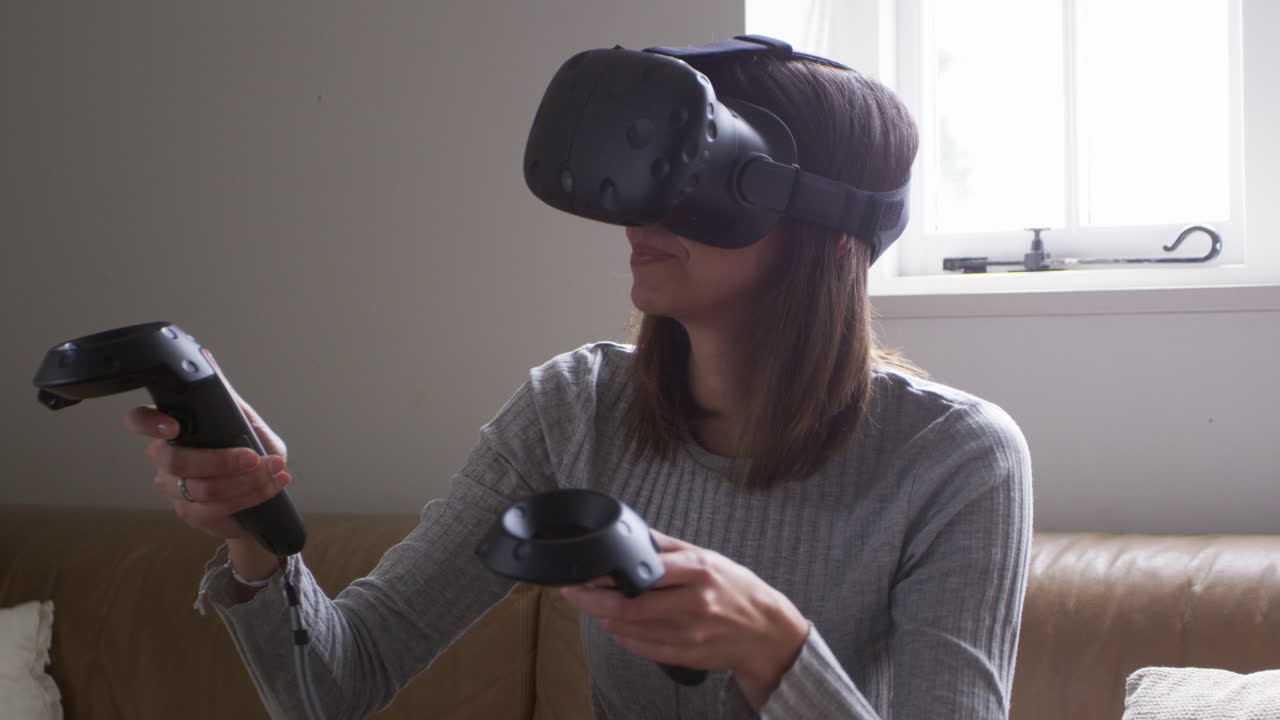 mujer en casa con auriculares de realidad virtual filmada en r3d