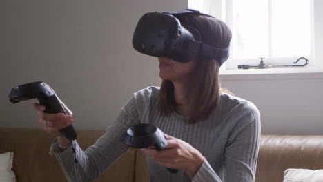 Frau-Zu-Hause-Mit-Virtual-Reality-Headset,-Aufgenommen-Auf-R3D