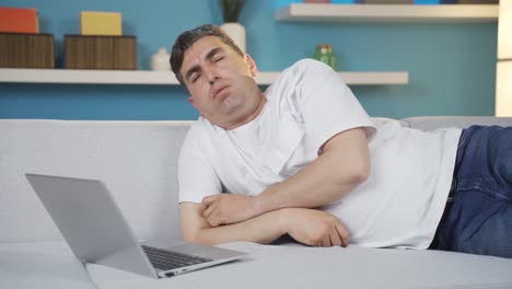 persona de negocios con trabajos problemáticos y cansada.