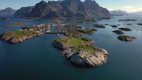 henningsvaer lofoten es un archipiélago en el condado de nordland, noruega.