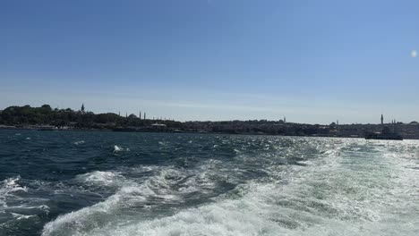 Fahrt-Mit-Der-Fähre-Und-Blick-Auf-Den-Topkapi-Palast-In-Istanbul