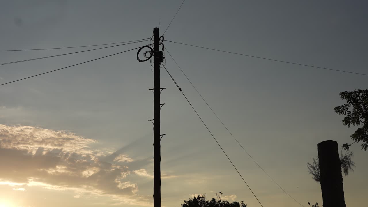 TOMA EN 4K DE CIELO AL ATARDECER