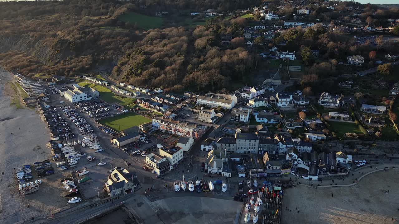 Drönarbild av Lyme Regis, Dorset, Storbritannien som visar stranden och hamnen samt den berömda Cobb