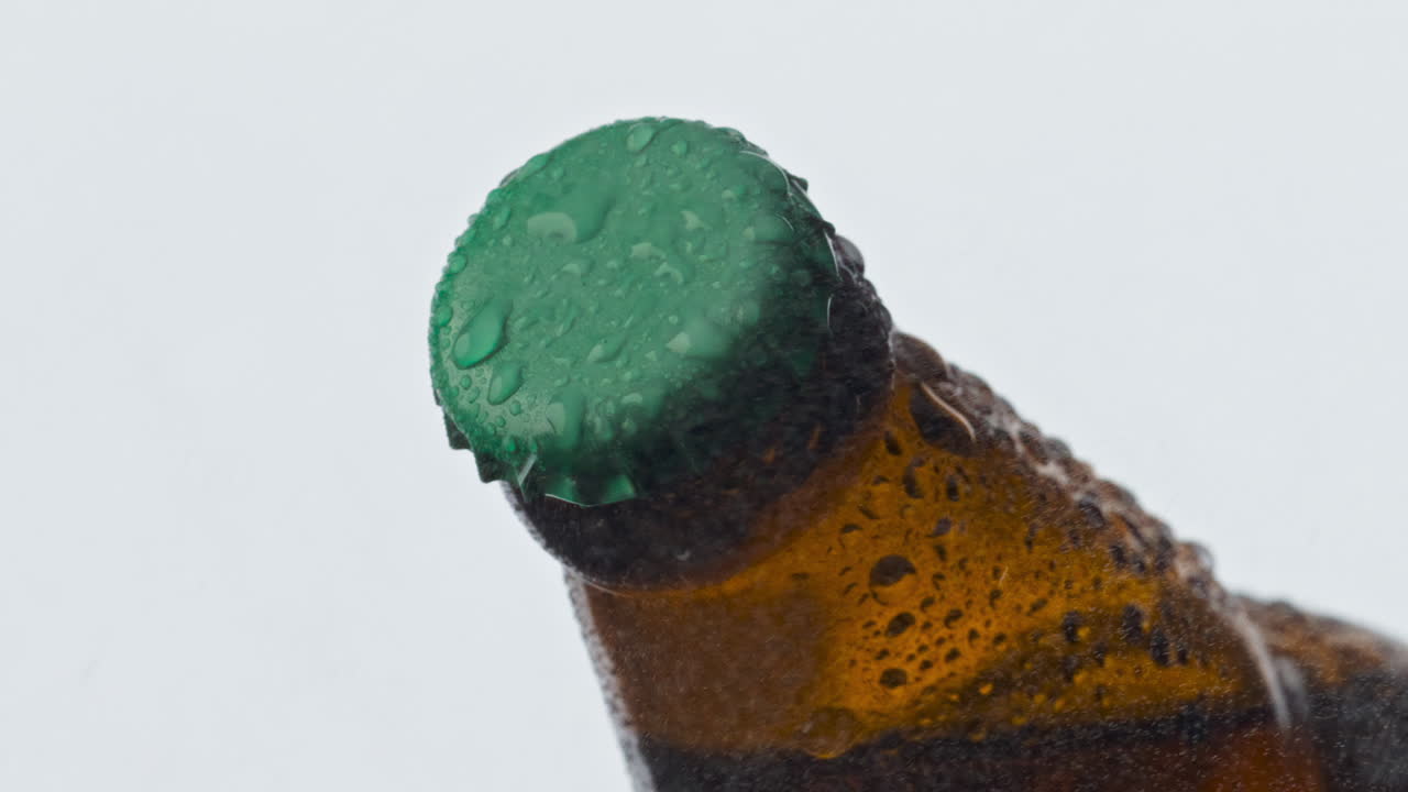 botella de cerveza sin filtrar con gotas de agua