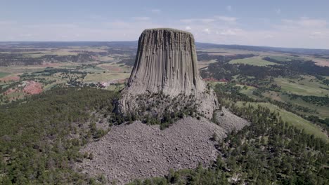 Eine-Drohnenaufnahme-Des-Devils-Tower,-Eines-Massiven,-Monolithischen,-Vulkanischen-Stout-Tower-Oder-Butte,-Der-Sich-In-Der-Black-Hills-Region-Von-Wyoming-Befindet