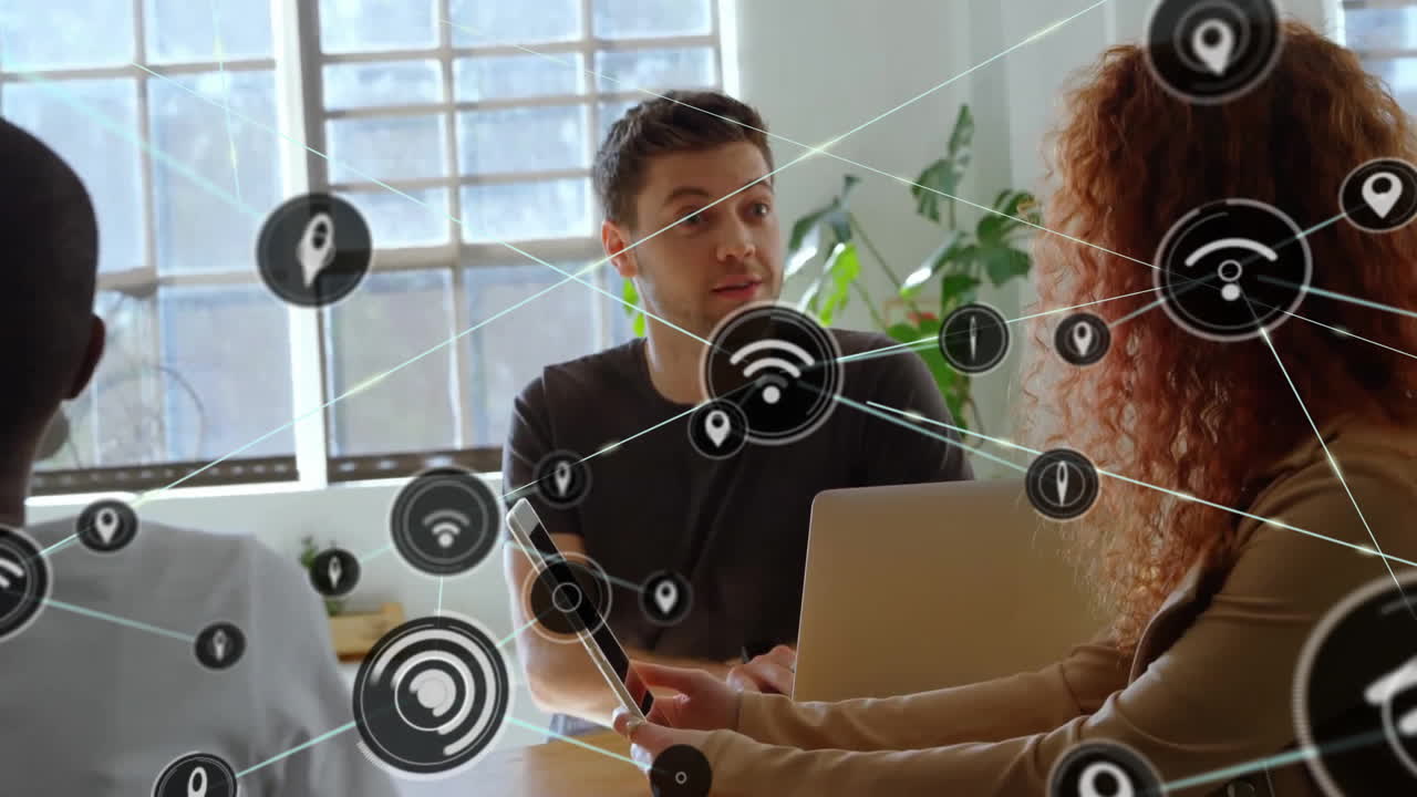 animación de la red de conexiones con iconos sobre diversas personas de negocios en la oficina