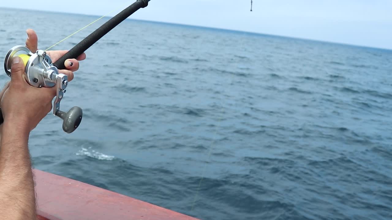 어부가 낚싯대를 위아래로 흔들고 있다