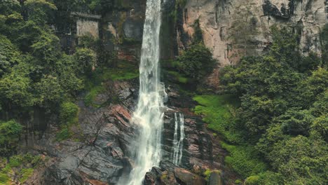 Schöner-Hoher-Wasserfall-In-Nuwara-Eliya---Sri-Lanka