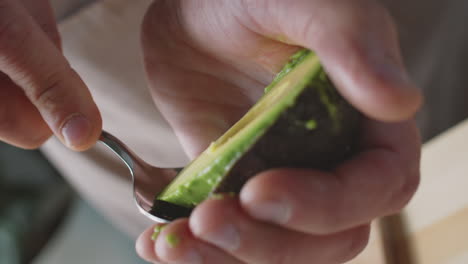 la preparación de un aguacate