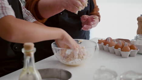 Primer-Plano-De-Las-Manos-De-La-Nieta-Preparando-Masa-Para-Galletas-Tradicionales-Caseras