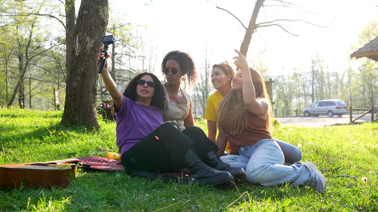 amigos haciendo un picnic en el parque