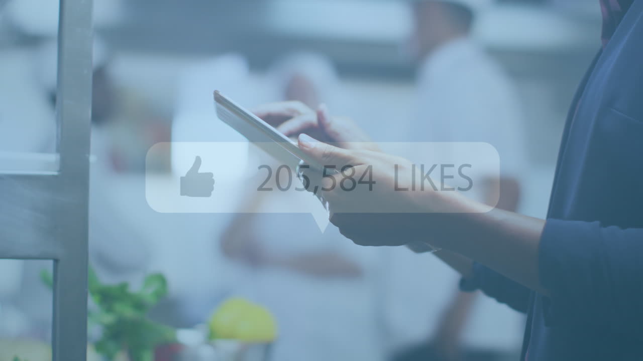 animación de texto e iconos de redes sociales sobre un empresario caucásico que usa una tableta