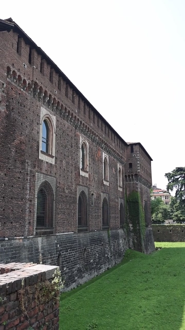 Vista esterna delle mura del Castello Sforzesco a Milano