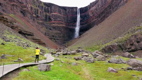 fotógrafo hace una foto de una cascada en