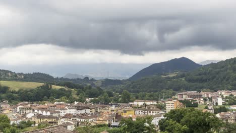 Ciudad-Y-Montañas-En-Un-Día-Nublado