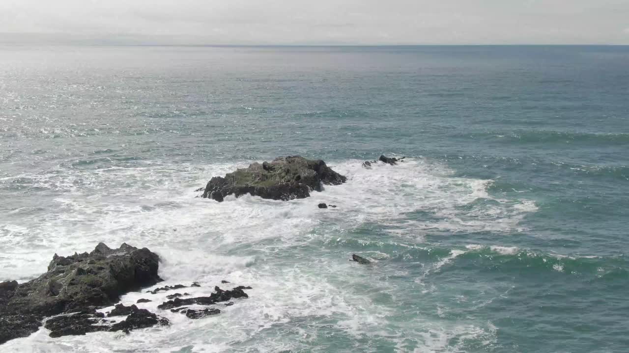 olas rompiendo en las rocas en el océano disparo de drones
