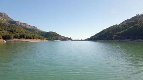 vista aérea baja del embalse de guadalest en la provincia de alicante, españa