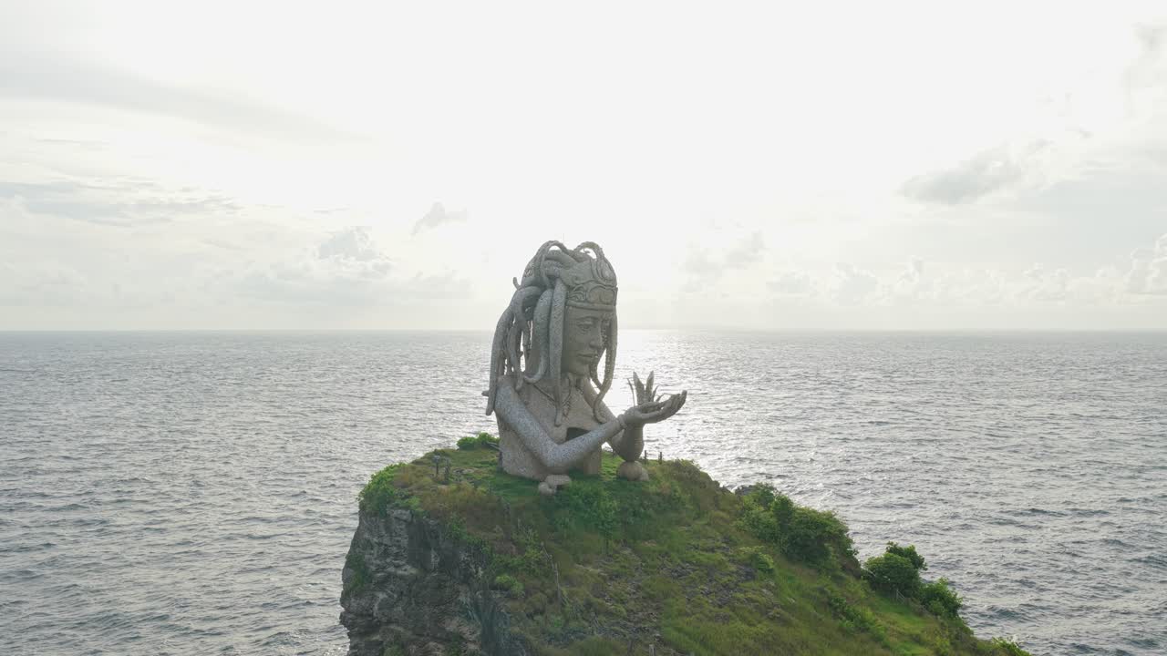 Statua della regina polpo, punto di riferimento sull'isola di Nusa Penida a Bali
