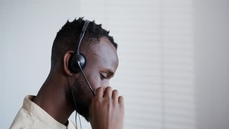 hombre con auriculares