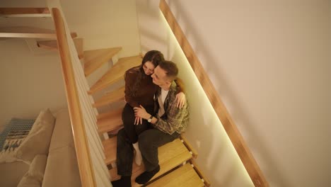 una pareja enamorada está pasando tiempo en casa.