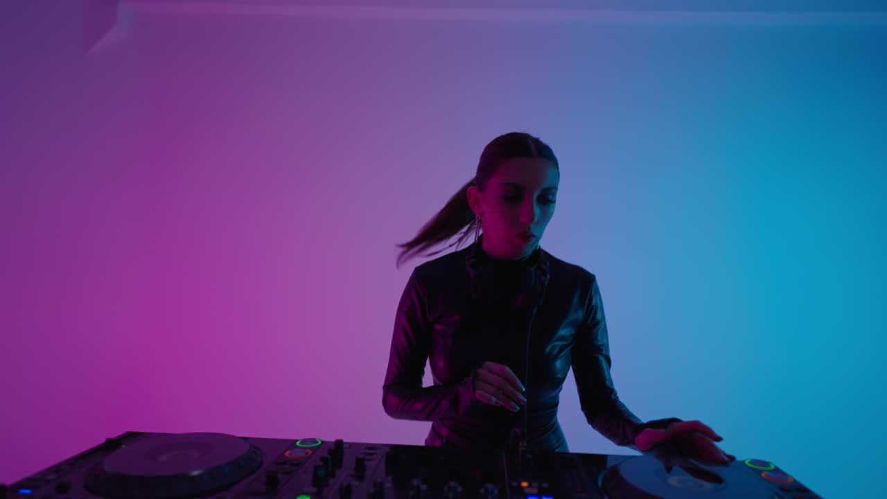 dj femenina actuando en un estudio