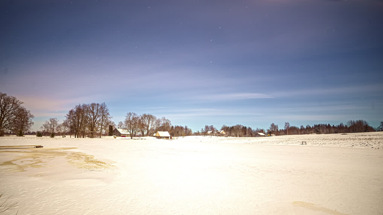 겨울에 밤이 내리는 동안 집 위를 움직이는 권운